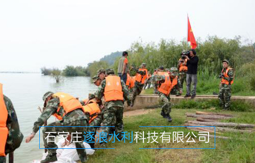 河南黃河沿岸地帶，利用防汛沙袋進行擋水工作