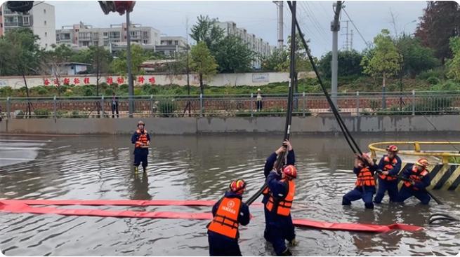麒麟?yún)^(qū)遭暴雨突襲|部分道路積水嚴(yán)重，消防緊急排澇解憂